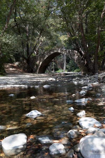 Puente Medieval Arco Veneciano Piedra Situado Las Verdes Montañas Troodos — Foto de Stock