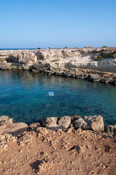晴れた日にキプロスのプロタラスのイチジクの木のビーチの近くの小さな岩の湾の透明な海の水 — ストック写真