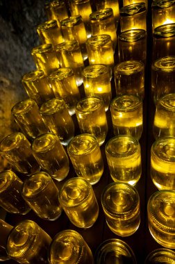 Avusturya, Viyana 'daki yeraltı mahzenlerinde geleneksel yöntemle köpüren beyaz ve gül şarabı üretimi