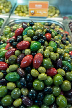 Markete yakın renkli zeytinler, sağlıklı vejetaryen gıda arka planı