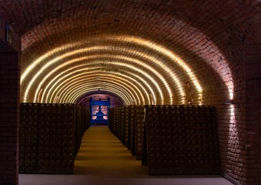 Avusturya, Viyana 'daki yeraltı mahzenlerinde geleneksel yöntemlerle beyaz ve gül şarabı üretimi