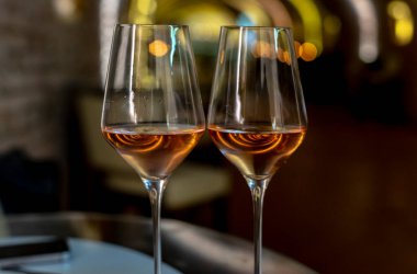 Geleneksel yeraltı mağaralarında üretilen brüt şampanyalı köpüklü şarabın tadına bakmak