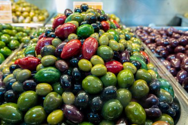 Markete yakın renkli zeytinler, sağlıklı vejetaryen gıda arka planı