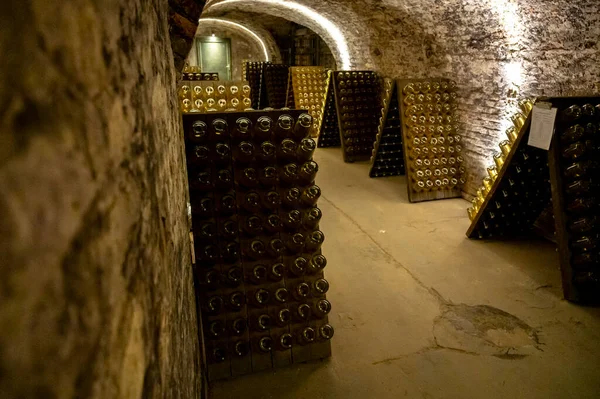 オーストリア ウィーンの地下室で伝統的な方法でスパークリングドライ白ワインの生産 — ストック写真