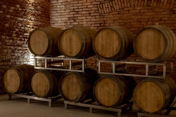 Produzione Spumanti Bianchi Rosati Con Metodi Tradizionali Nelle Cantine Sotterranee — Foto Stock