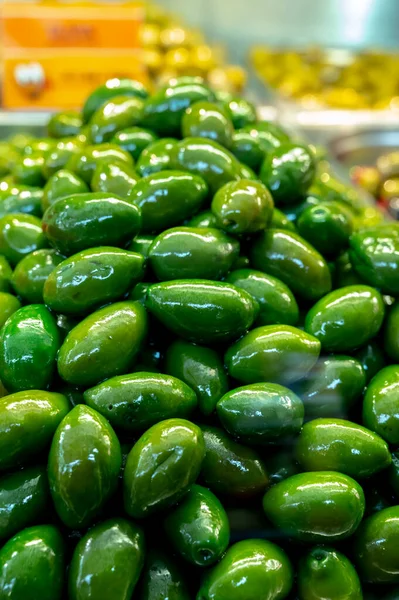 Sabrosas Aceitunas Verdes Cerca Mercado Alimentos Vegetarianos Saludables Fondo —  Fotos de Stock