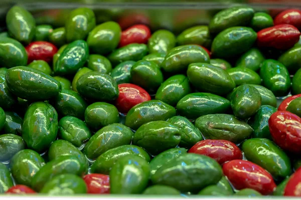 Smakrika Gröna Och Röda Oliver Nära Marknaden Hälsosam Vegetarisk Mat — Stockfoto