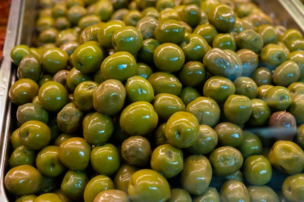 Вкусные Зеленые Оливки Близко Рынке Здоровый Вегетарианский Фон Питания — стоковое фото