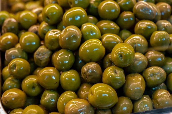 Вкусные Зеленые Оливки Близко Рынке Здоровый Вегетарианский Фон Питания — стоковое фото