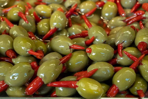 Gustose Olive Verdi Con Peperoncino Rosso Vicino Sul Mercato Sano — Foto Stock