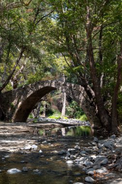Kıbrıs Rum Kesimi 'nin yeşil Troodos dağlarında bulunan Ortaçağ Venedik taş kemer köprüsü