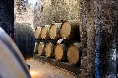 İtalya 'nın Toskana kentindeki Montepulciano Tepesi' nde şarap nobile di Montepulciano 'nun yaşlanması için eski kırmızı şarap fıçılarıyla ortaçağ yeraltı şarap mahzenleri.