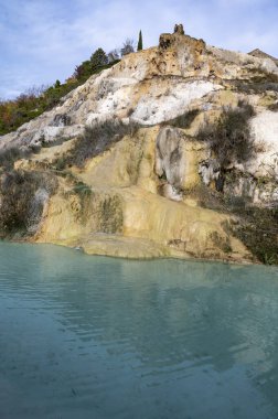 Antik sıcak termal kaynaklar ve mavi havuz sonbaharda İtalya 'da Dei Mulini, Bagno Vignoni, Tuscany, İtalya' da.