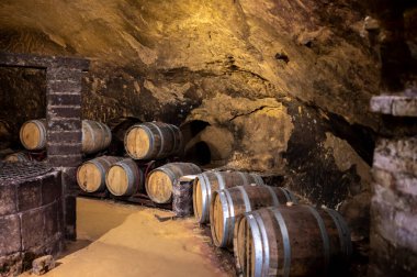 İtalya 'nın Toskana kentindeki Montepulciano Tepesi' nde şarap nobile di Montepulciano 'nun yaşlanması için eski kırmızı şarap fıçılarıyla ortaçağ yeraltı şarap mahzenleri.