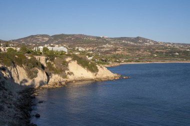 Peyia 'daki Mercan Koyu' nda hava manzarası, Paphos, Kıbrıs, Mercan Sahili yakınlarındaki Akdeniz