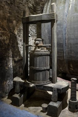 İtalya 'nın Toskana kentindeki Montepulciano Tepesi' nde şarap nobile di Montepulciano 'nun yaşlanması için eski kırmızı şarap fıçılarıyla ortaçağ yeraltı şarap mahzenleri.