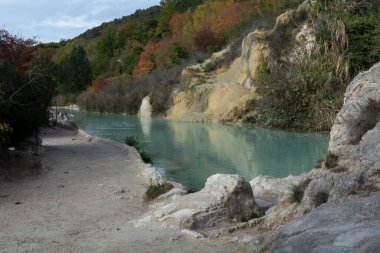 Antik sıcak termal kaynaklar ve mavi havuz sonbaharda İtalya 'da Dei Mulini, Bagno Vignoni, Tuscany, İtalya' da.