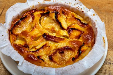 Ev yapımı elmalı kek ve bademli frangipani kreması.