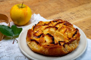 Ev yapımı elmalı kek ve bademli frangipani kreması.