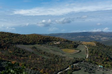 Castiglione, Tuscany, İtalya yakınlarındaki tepelerde hava manzarası. Selvi ağaçları, üzüm bağları, ormanlar ve güneşli sonbaharda sürülen tarlalarla Toskana manzarası.