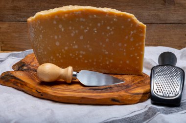 72 aylık İtalyan parmegiano-reggiano parmesan peyniri. Parma 'dan gelen kehribar rengi, kuru, son derece kumlu ve çok keskin bir tadı var.
