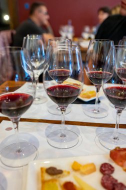 Eski şehir Montepulciano, Tuscany, İtalya 'da şarap tatma turu