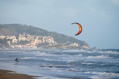 İtalya 'nın Lazio kentinde Sperlonga ve Terracina adlı iki turistik kent arasındaki Tyrrhenian denizinin soğuk kış sularında su sporu, panoramik manzara
