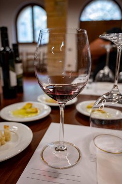 Kırmızı Brunello di Montalcino şarabı ve Montalcino Toskana, İtalya yakınlarındaki kantinde zeytinyağı tatma turu.