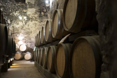 İtalya 'nın Toskana kentindeki Montepulciano Tepesi' nde şarap nobile di Montepulciano 'nun yaşlanması için eski kırmızı şarap fıçılarıyla ortaçağ yeraltı şarap mahzenleri.