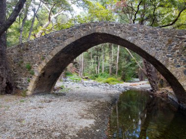Kıbrıs Rum Kesimi 'nin yeşil Troodos dağlarında bulunan Ortaçağ Venedik taş kemer köprüsü