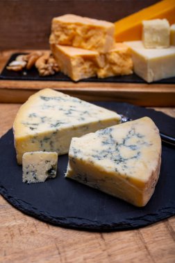 İngiliz peynirleri koleksiyonu, mavi Stilton, İskoç renkli ve İngiliz olgun çedar peynirleri.