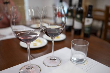 Kırmızı Brunello di Montalcino şarabı ve Montalcino Toskana, İtalya yakınlarındaki kantinde zeytinyağı tatma turu.