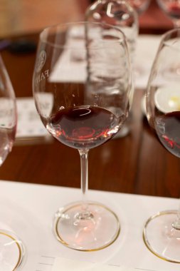 Kırmızı Brunello di Montalcino şarabı ve Montalcino Toskana, İtalya yakınlarındaki kantinde zeytinyağı tatma turu.