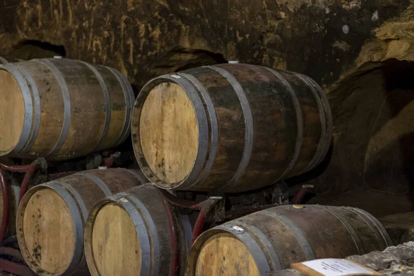 Bodegas Subterráneas Medievales Con Barricas Vino Tinto Viejo Para Envejecimiento — Foto de Stock