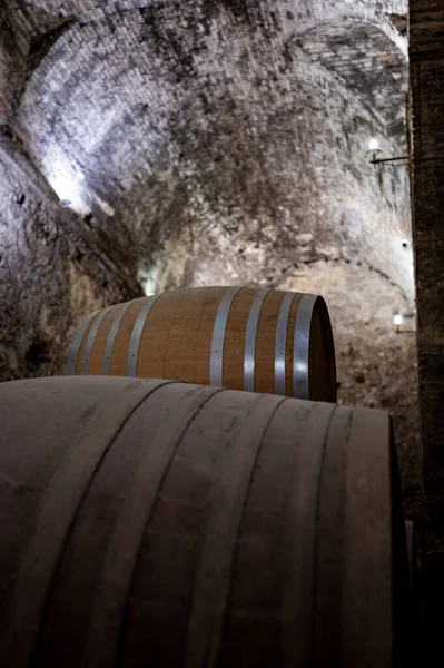 Caves Medievais Subterrâneas Com Velhos Barris Vinho Tinto Para Envelhecimento — Fotografia de Stock