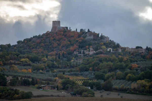 Widok Wzgórza Toskanii Włochy Toskańskie Krajobrazy Cyprysami Zaoranymi Polami Jesienią — Zdjęcie stockowe
