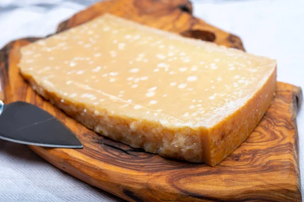72ヶ月非常に古いイタリアのパルミジャーノ レッジャーノ パルマ産のパルメザンチーズは琥珀色をしています — ストック写真