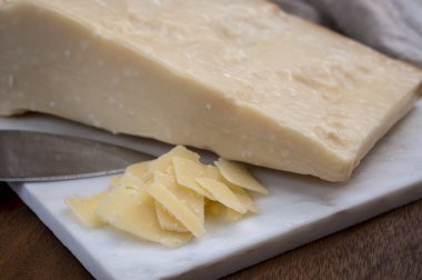 Parmesan peyniri taneleri, Reggio Emilia bölgesinden İtalyan sert parmegiano-reggiano peyniri.