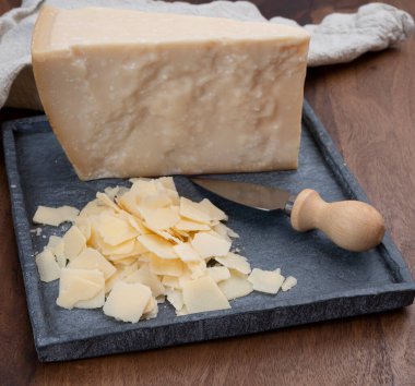 Parmesan peyniri taneleri, Reggio Emilia bölgesinden İtalyan sert parmegiano-reggiano peyniri.