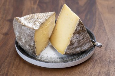 Alplerden Fransız dağ peyniri, Tomme de Savoie, yakın plan.