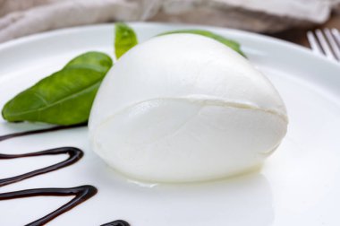 Modena 'dan taze İtalyan peynirli mozzarella di bufalo ve balzamik sirke.