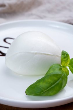Modena 'dan taze İtalyan peynirli mozzarella di bufalo ve balzamik sirke.