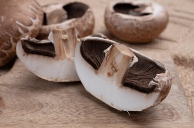 Lezzetli vejetaryen yemekleri, büyük kahverengi şampiyonlar Agaricus bisporus portobello mantarları.