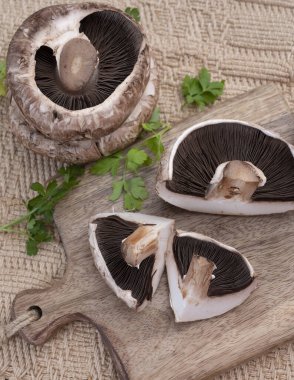 Lezzetli vejetaryen yemekleri, büyük kahverengi şampiyonlar Agaricus bisporus portobello mantarları.