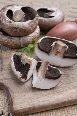 Lezzetli vejetaryen yemekleri, büyük kahverengi şampiyonlar Agaricus bisporus portobello mantarları.