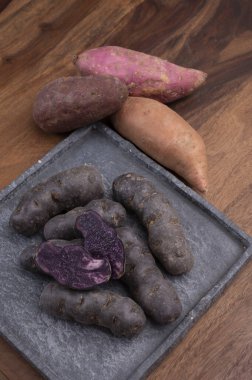 Renkli Belçika mor trüf patatesi ve kök sebze pembe, mor ve turuncu organik tatlı patatesler.