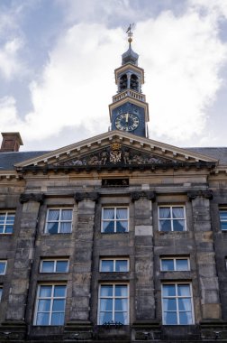 Güneşli bir günde Hollanda 'nın Kuzey Brabant eyaletinin başkenti Den Bosch' un eski bir bölgesinde yürümek