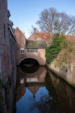 Güneşli bir günde Hollanda 'nın Kuzey Brabant eyaletinin başkenti Den Bosch' un eski bir bölgesinde yürümek