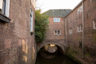 Güneşli bir günde Hollanda 'nın Kuzey Brabant eyaletinin başkenti Den Bosch' un eski bir bölgesinde yürümek