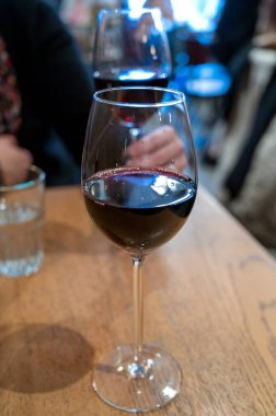 Puglia 'daki İtalyan kantin restoranında İtalyan primitivo kırmızı şarabının tadına bakıyorum.